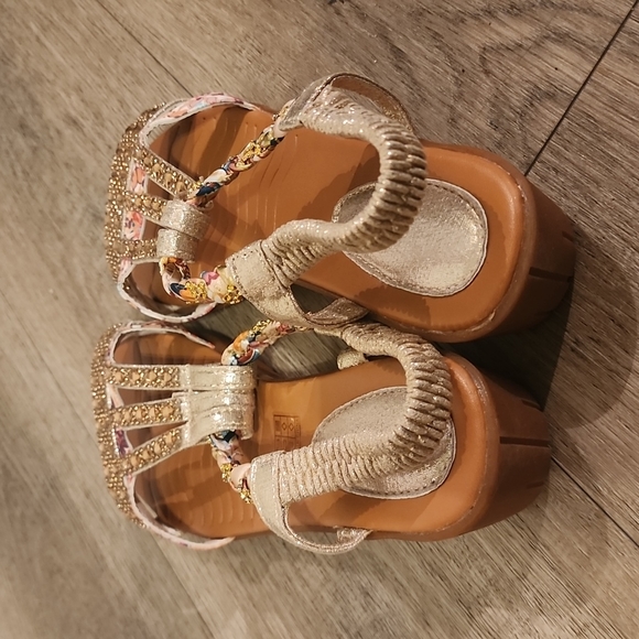 Womans heeled sandal cream yellow pink gold colored stones size 9.5 - Picture 5 of 6